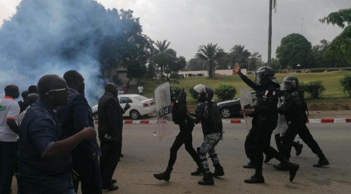 Les forces de l'ordre ivoiriennes chargent à côté du siège de Soro, à Abidjan en Côte d'Ivoire, le 23 décembre 2019. © Edouard Dropsy / RFI