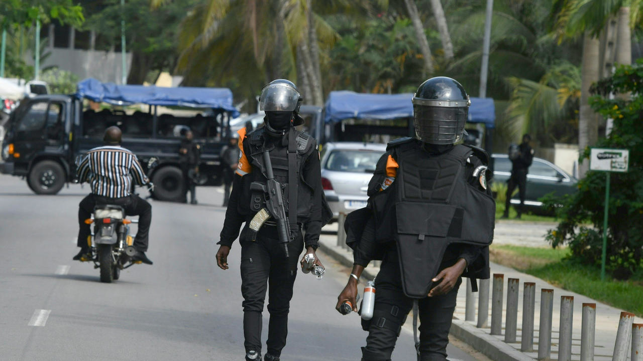 Des policiers bloquant l'accès au domicile du candidat Henri Konan Bédié à Abidjan, le 3 novembre 2020. Issouf SANOGO / AFP