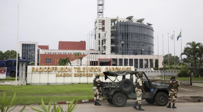 Des militaires déployés devant le siège de la radio-télévision gabonaise à Libreville, le 7 janvier 2019. © Steve JORDAN / AFP