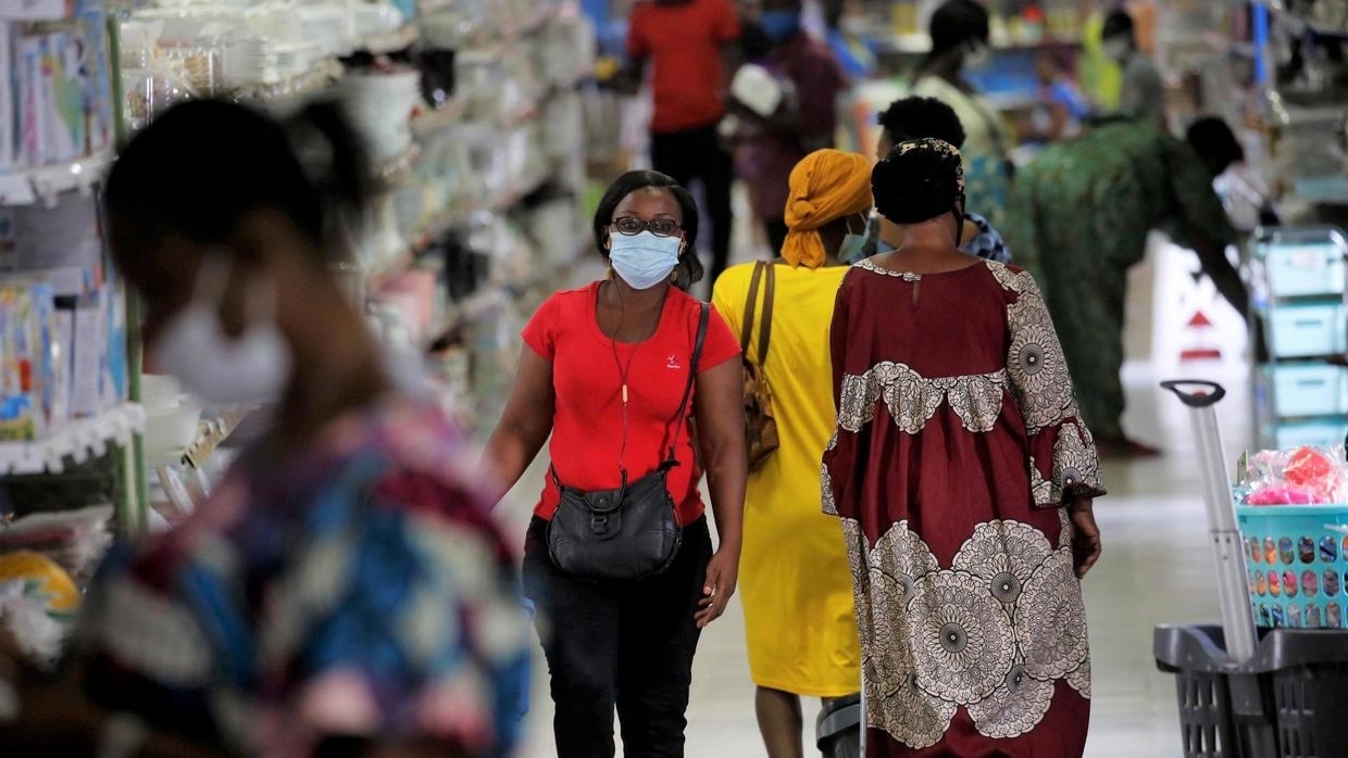 Des Ivoiriens se déplacent masqués dans les rues d'Abidjan le 28 mai 2020. REUTERS/Thierry Gouegnon