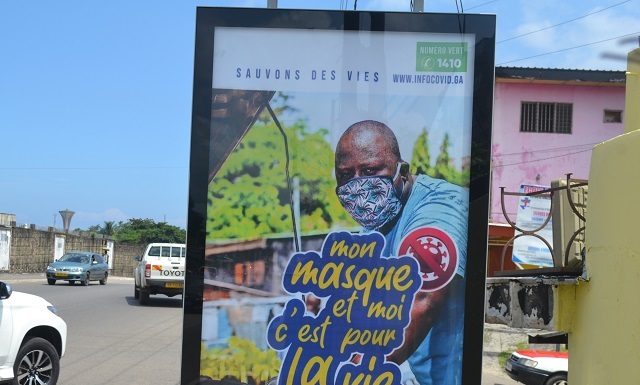 Une des pancartes sensibilisant sur le port du masque pour lutter contre la propagation du Coronavirus. © Gabonreview