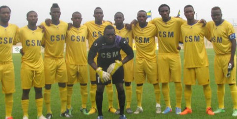 Troisième en partant de la droite, le Gabonais Aaron Appindangoye prend ici la pose avec l'effectif du CF Mounana, lors de la saison 2013-2014. 