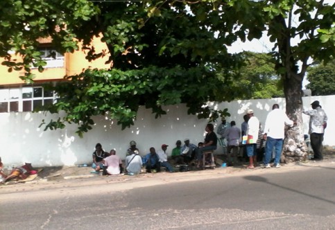 Vue partielle des déflatés en sit-in devant le gouvernorat. © Gabonreview/Louis Mbourou