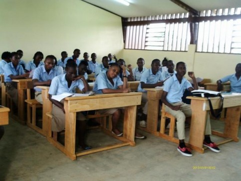 des-tables-bancs-pour-le-lycee-technique-nyonda-makita-de-mouila