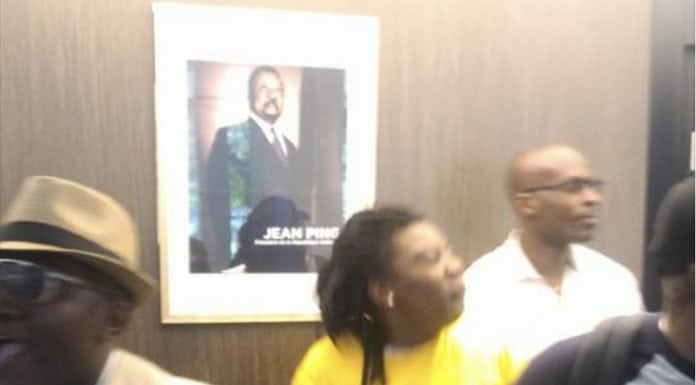 La photo de Jean Ping installée dans le hall de l’ambassade du Gabon à Paris par les manifestants, le 1er juin 2018 en lieu et place de celle d’Ali Bongo. © Facebook.com/groups/infoskinguele