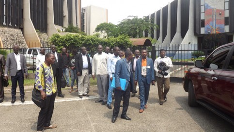 Des leaders de la «Dynamique unitaire» devant la Primature pour le dépôt du préavis de grève. © Gabonreview