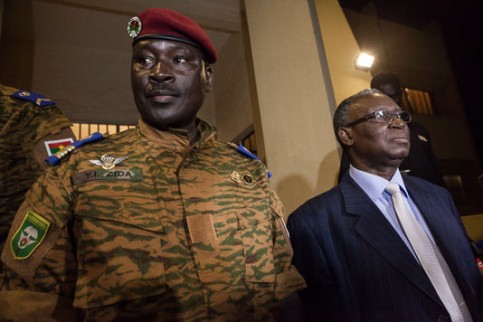 Le lieutenant-colonel Isaac Zida et Jean-Baptiste Ouédraogo (ancien président et médiateur éphémère) à Ouagadougou, après une réunion de concertation entre l'armée et les partis de l'opposition.