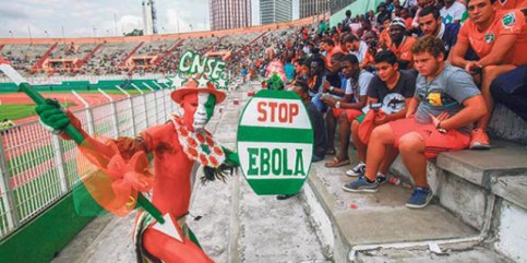 Manifestation ivoirienne contre Ebola, le 6 septembre 2014 durant un match de qualificatioon pour la Can 2015. © Reuters/todayszaman.com