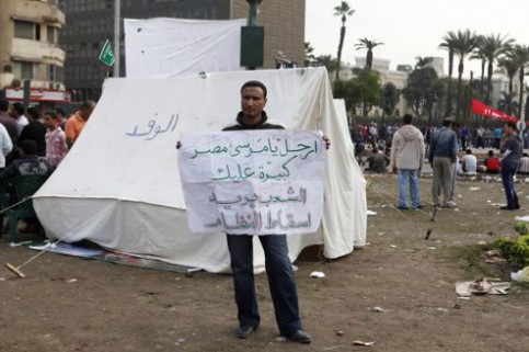 «Va-t'en Morsi, l'Egypte est trop bien pour toi. Nous voulons ta chute», dit la pancarte de ce manifestant place Tahrir lors d'un rassemblement organisé contre le décret constitutionnel. Crédits photo : ASMAA WAGUIH/REUTERS