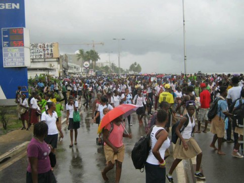 Scène de rue, le 4 décembre à Libreville. © facebook/melodie.j.s/groups/infoskinguele