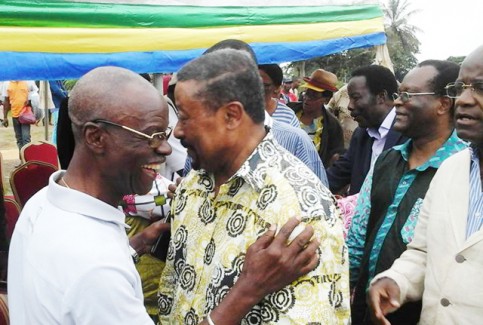 Vincent Essono Mengué, le maire d’Oyem, en compagnie de Jean Ping à Bitam. © D.R.
