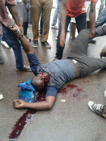Corps de Bruno Mboulou Beka, tué lors de la manifestation interdite de l'opposition à Libreville le 20 décembre 2014, qui a donné lieu à des heurts avec les forces de l'ordre. - Celia Lebur - AFP