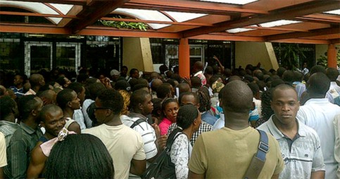 800 étudiants en colère paralysent le Trésor public pour réclamer le paiement de leur bourse © Info241.com/Binto Media