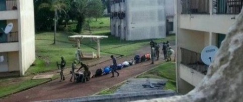 Des étudiants forcés de se mettre à genoux par les militaires, à Franceville (Gabon), le 29 novembre 2014. Toutes les images ont été prises par des étudiants et envoyées à nos Observateurs.