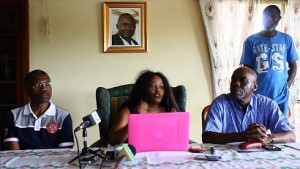Paulette Oyane Ondo (au centre), l’avocat de la famille, avec quelques membres de celle-ci. © facebook/djabioh