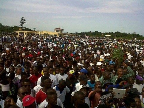 Des milliers de sympathisants de Mba Obame à l'aéroport d'Oyem, le 1e mai 2015. Des milliers de sympathisants de Mba Obame à l'aéroport d'Oyem, le 1e mai 2015. 