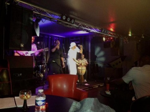 france-le-pari-reussi-de-naneth-a-la-salle-de-l-etage-de-paris