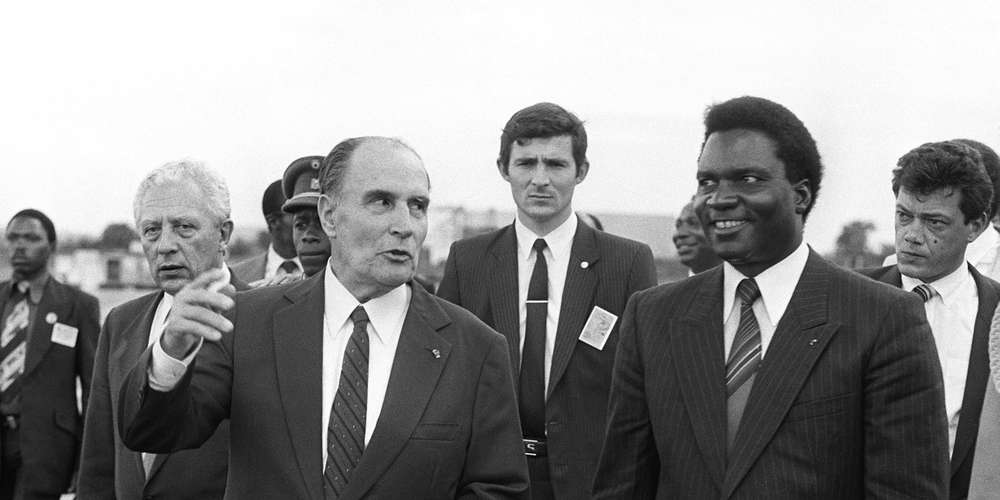 Le président français François Mitterrand avec son homologue rwandais Juvenal Habyarimana à Kigali, en décembre 1984. L’attentat qui coûta la vie à ce dernier, le 6 avril 1994, fut l’élément déclencheur du génocide. GEORGES GOBET / AFP