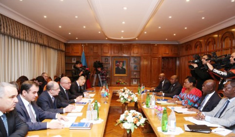 Echange entre la délégation gabonaise et les autorités azerbaïdjanaises. © azertag.az