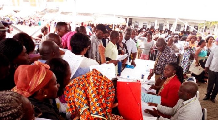 Une vue des agents publics remettant les bons de caisse