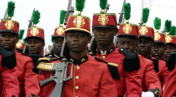 Les gardes républicains ont défilé sur l'esplanade de Libreville lors d'un défilé militaire célébrant le 41ème anniversaire de l'indépendance du Gabon, le 17 août 2001.
