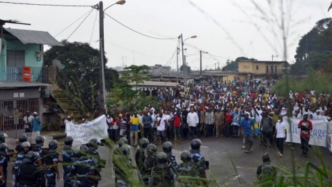© Celia Lebur, AFP | Des heurts ont éclaté à Libreville lors d'une manifestation de l'opposition, samedi 20 décembre.