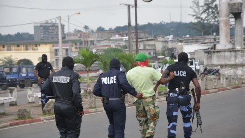 Une arrestation lors d’une manifestation de l’opposition dans les rues de Libreville, au Gabon, le 20 décembre 2014. AFP PHOTO/CELIA LEBUR