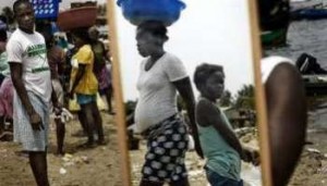 Janis Otsiemi trouve le ton exact pour rendre l'ambiance des bas-fonds de Libreville. © AFP