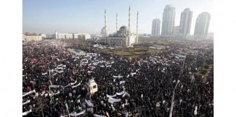Des milliers de personnes manifestent à Grozny contre la publication de caricatures du prophète Mahomet dans Charlie Hebdo, le 19 janvier 2015 (c) Afp