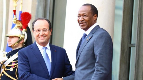 Le président du Burkina Faso, Blaise Compaoré et le président François Hollande au sommet de l'Elysée, décembre 2013. ©RFI/Pierre René-Worms