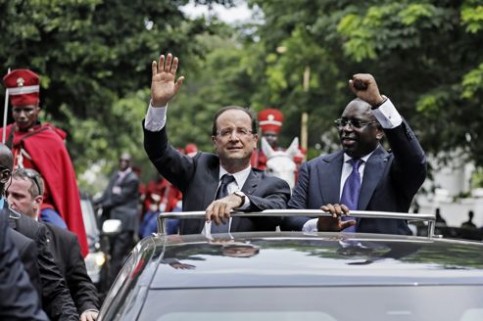 François Hollande et Macky Sall, président du Sénégal, vendredi 12 octobre 2012, à Dakar. Crédits photo : PHILIPPE WOJAZER/AFP