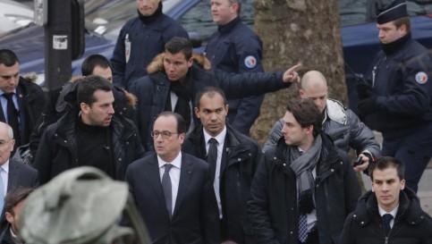 Le président François Hollande devant le siège de l'hebdomadaire Charlie Hebdo. REUTERS/Christian Hartmann