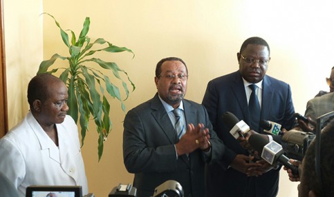 Symphorien Achode Codjo, ambassadeur du Bénin, et les deux ministres Gabonais, après l’audience. © Gabonreview