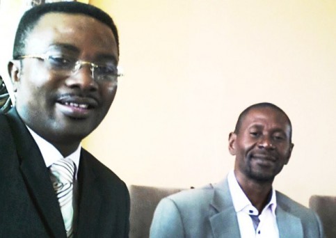 Les compères Jonas Moulenda (Faits Divers) et Désiré Enam (Echos du Nord), champions de la presse papier gabonaise. © D.R.