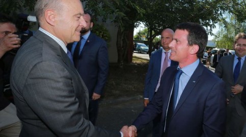 Alain Juppé devance Nicolas Sarkozy de 5 points, alors que Manuel Valls semble intouchable à gauche. afp.com/NICOLAS TUCAT