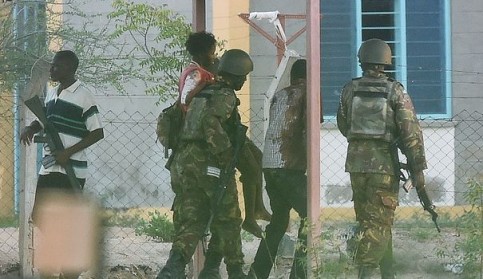 Une étudiante blessée dans l'attaque menée par les islamistes somaliens shebab contre l'Université de Garissa, dans l'est du Kenya, le 2 avril 2015 - afp.com/Carl de Suza