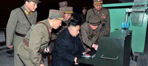 Kim Jong-un et ses officiers, devant un ordinateur. REUTERS/KCNA