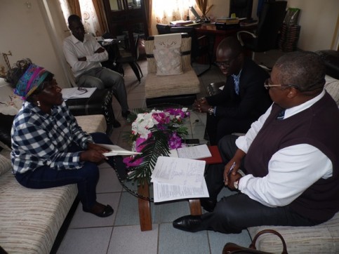 l_equipe_des_experts_du_pnud_discutant_avec_le_president_du_conseil_departemenal_de_bendje_dkt_