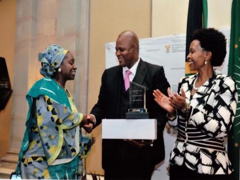 lambassade-du-gabon-en-afrique-du-sud-remporte-deux-prix-a-la-foire-diplomatique-2013