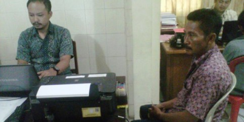 Le commissaire Bisono Soemiharso et l’un des passeurs. © assets.kompas.com