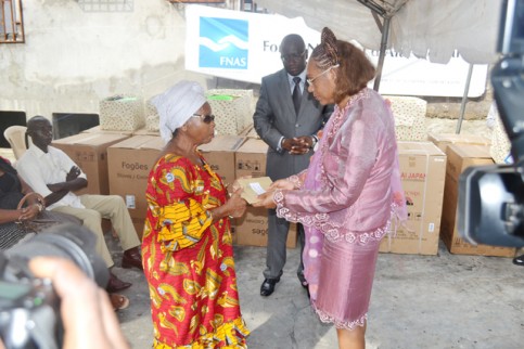 le-ministre-Anguile-Mba-remettant-une-enveloppe-a-un-sinistre