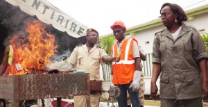 le-ministre-de-justice-procedant-a-la-destruction