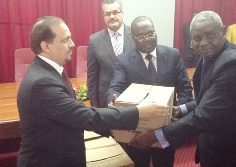le-ministre-recevant-les-dattes