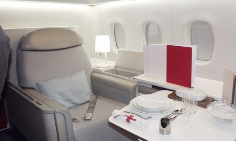 Un exemple du nouveau siège de la classe affaire 3F d’Air France : Full flat, Full access et Full privacy». © Gabonreview