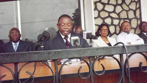 Le porte-parole du Front de l’opposition pour l’alternance lors de sa déclaration, le 22 décembre 2014. © Gabonreview