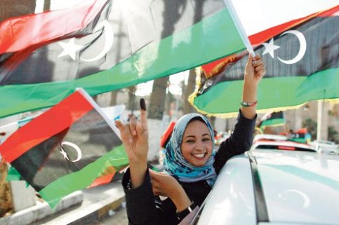 Une Libyenne laisse éclater sa joie après avoir voté, samedi à Tripoli. Donné vainqueur, le CNT, plutôt libéral, considère la charia comme l'une des sources de la Constitution. Crédits photo : ZOHRA BENSEMRA/REUTERS