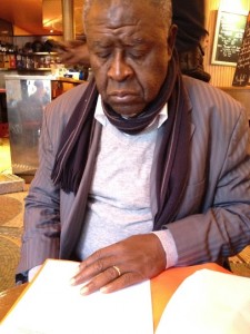 Luc Bengone Nsi prenant connaissance du message du directoire du BDP-Modwoam, le 20 décembre 2013 à Paris