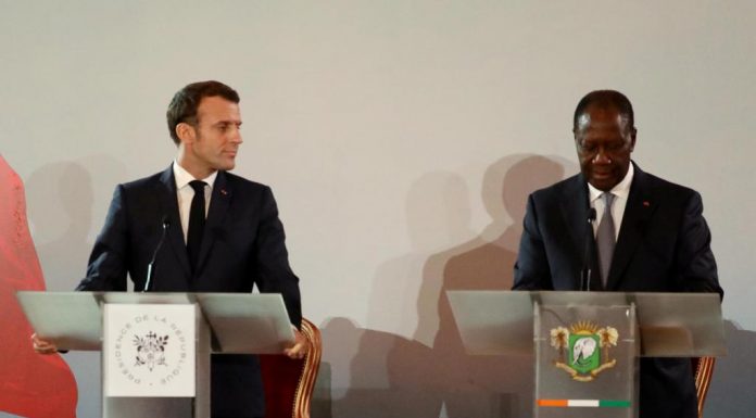 Le président français Emmanuel Macron et le président ivoirien Alassane Ouattara donnent à une conférence de presse conjointe au Petit Palais à Abidjan, en Côte d'Ivoire, le 21 décembre 2019. © REUTERS/Luc Gnago