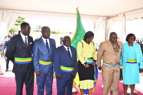 Jean-Boniface Assélé (3e à partir de la gauche) et Rose Christiane Ossouka Raponda, le 7 février 2014 lors de leur installation à la mairie de Libreville.  © mazleck.com