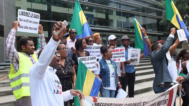 Manifestants gabonais à Nantes le 5 juin 2015, en présence de Daniel Mengara, leader du mouvement Bongo Doit Partir, Modwoam.